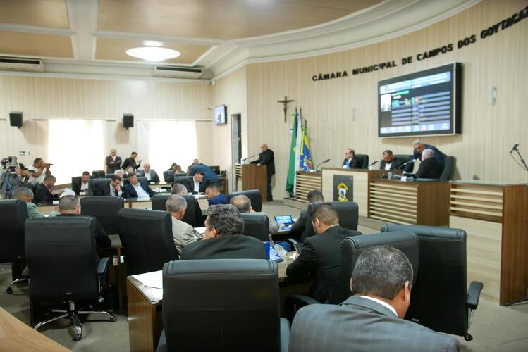 Oposição divulga relatório final da CPI da Educação e prefeito de Campos critica vereadores