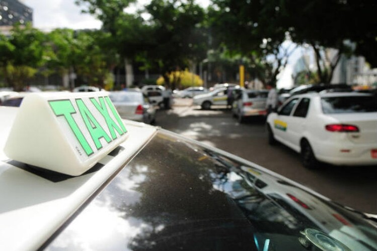 Taxistas devem ganhar isenção de ICMS na compra do carro zero