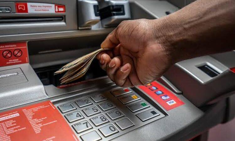 INSS paga segunda parcela do 13º a quem recebe acima do mínimo