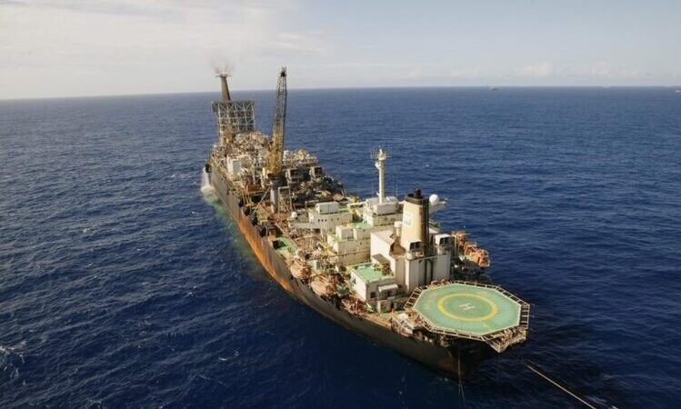 Petrobras notifica Sindipetro-NF sobre desmobilização da P-31, na Bacia de Campos 