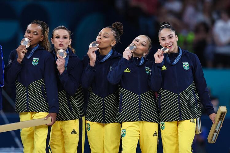 Brilho em Paris: meninas do Brasil conquistam o bronze