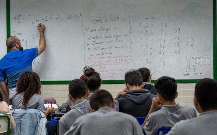 Governo do Estado do RJ autoriza contratação de mais de 4 mil professores temporários