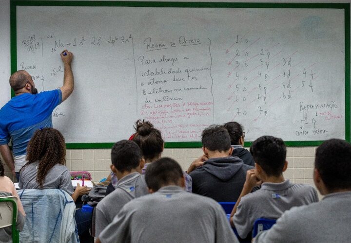 Governo do Estado do RJ autoriza contratação de mais de 4 mil professores temporários