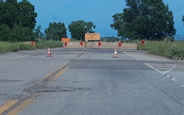 DER vai repor sinalização na Estrada dos Ceramistas, em Campos, informando que a via segue interditada 