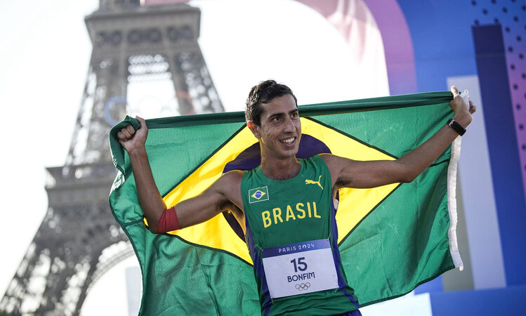 Caio Bonfim conquista a prata na marcha atlética