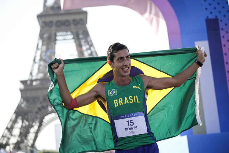 Caio Bonfim conquista a prata na marcha atlética