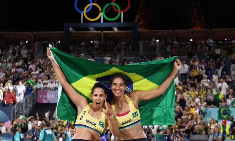 Duda e Ana Patrícia conquistam o ouro no vôlei de praia em Paris 2024