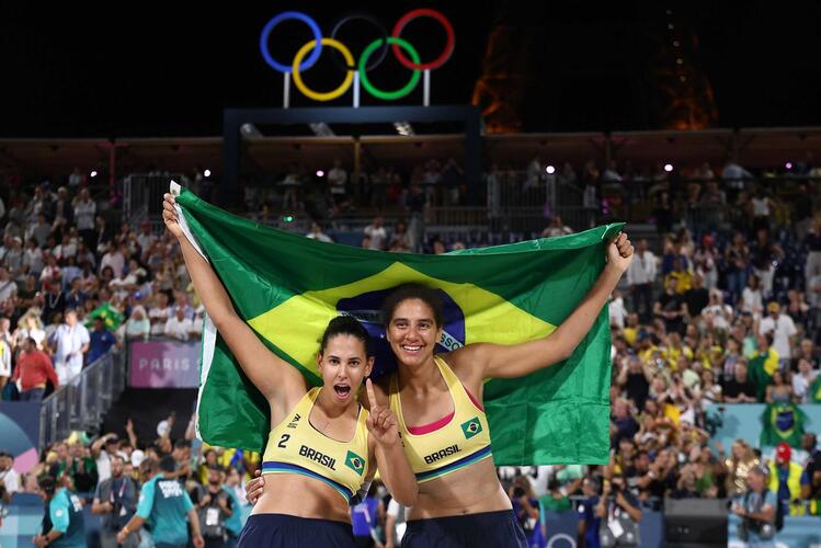 Duda e Ana Patrícia conquistam o ouro no vôlei de praia em Paris 2024