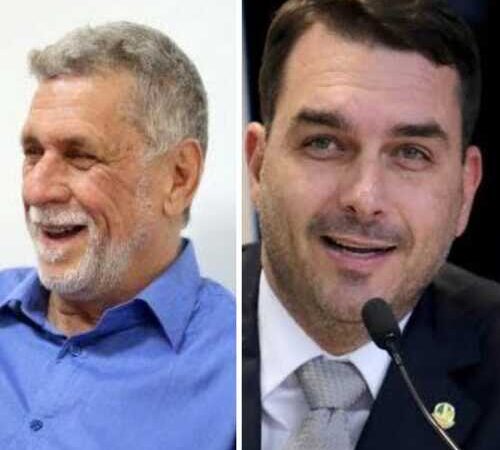 Armando e Flávio Bolsonaro caminham juntos sexta em Quissamã