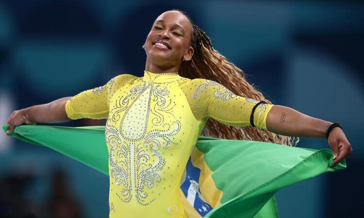 Prata: Rebeca Andrade da show e conquista mais uma medalha  