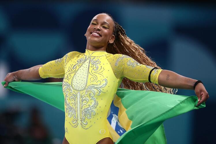 Prata: Rebeca Andrade da show e conquista mais uma medalha  