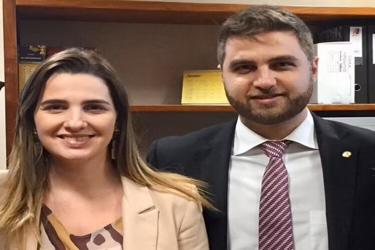 Em rede social, Clarissa crítica Wladimir por não ir a debate em Campos