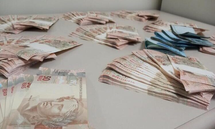 PF apreende cerca de R$ 50 mil, em Macaé, que seria para compra de votos