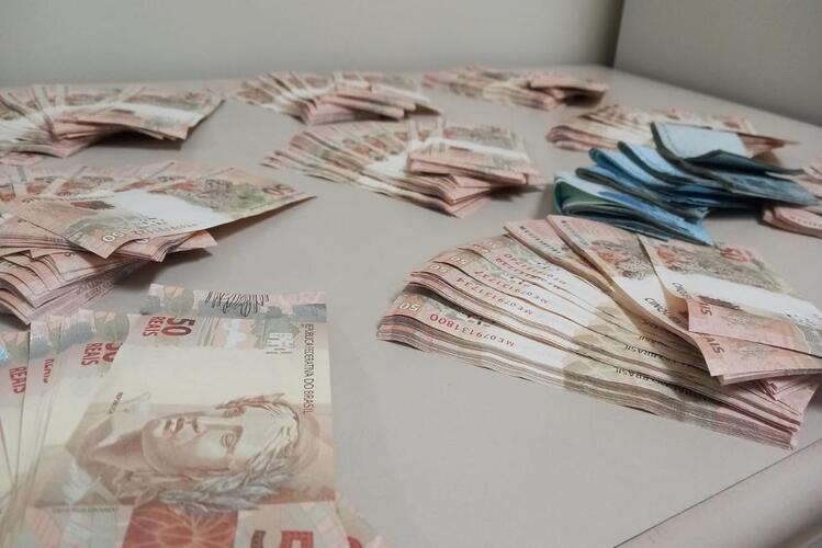 PF apreende cerca de R$ 50 mil, em Macaé, que seria para compra de votos