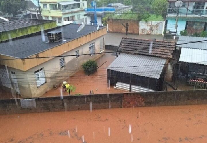 Italva fica alagada após chuva que durou 45 minutos