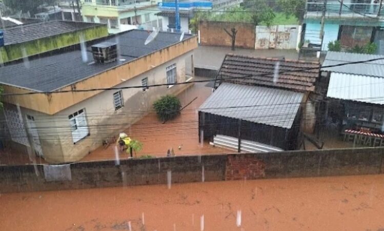 Italva fica alagada após chuva que durou 45 minutos