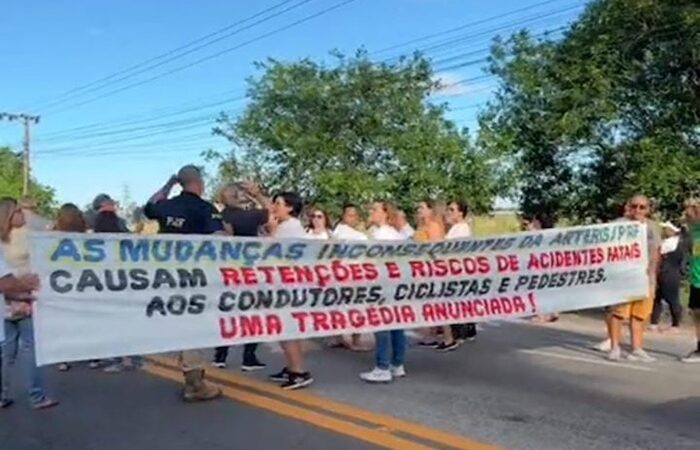 Moradores e comerciantes da região do Shopping Estrada interditam BR-101, em Campos