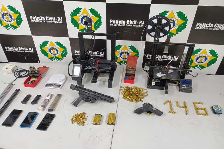 Polícia estoura em Campos fábrica clandestina de armas que produzia até submetralhadora