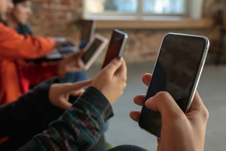 Aprovado no Senado projeto para restringir uso de celular em escolas