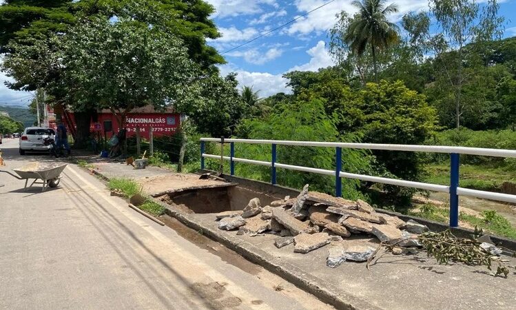 Ponte em Conceição de Macabu danificada pela chuva passa por reparos