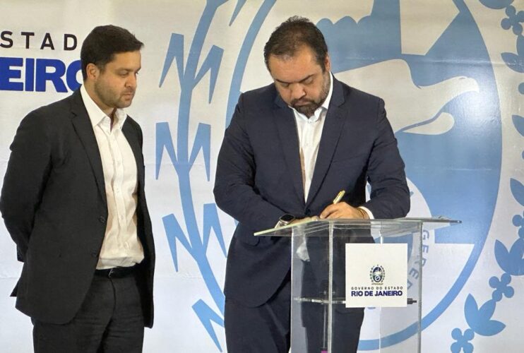 Relator de ação de cassação de Cláudio Castro pede vista e adia julgamento