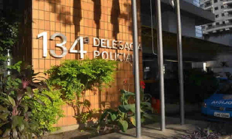 Bandidos invadem casa, fazem casal refém e roubam R$ 30 mil em Campos