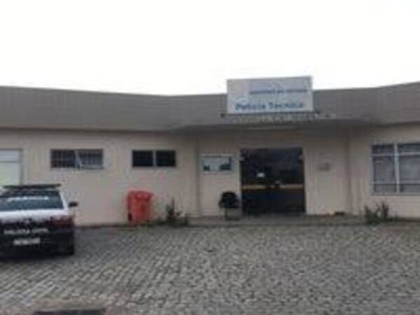 Carros cai em valão e três morrem em Campos