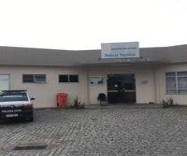 Carros cai em valão e três morrem em Campos