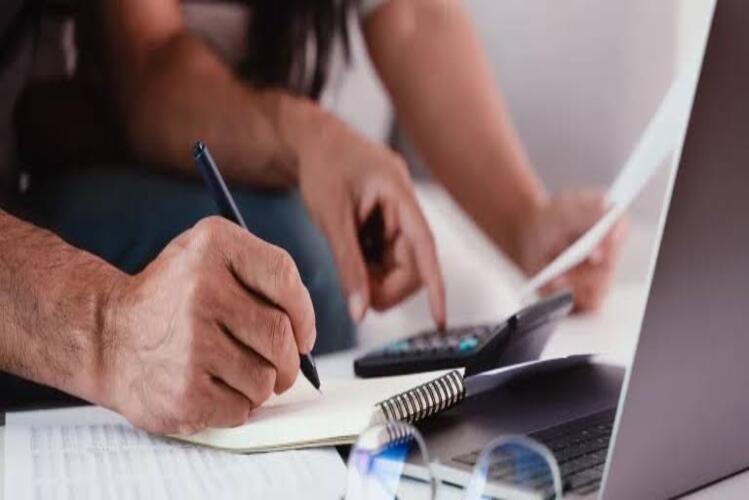 Serasa: maioria deve gastar até R$ 4 mil em despesas de início de ano