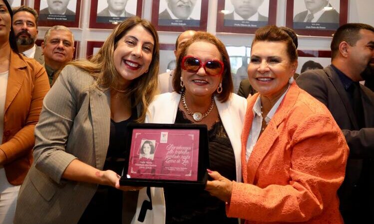 Câmara de SJB homenageia Carla Machado na abertura do ano legislativo
