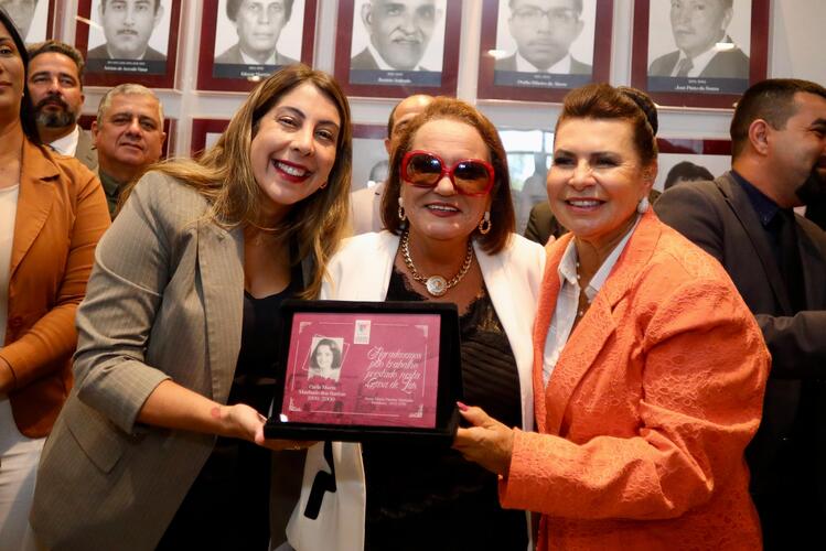 Câmara de SJB homenageia Carla Machado na abertura do ano legislativo