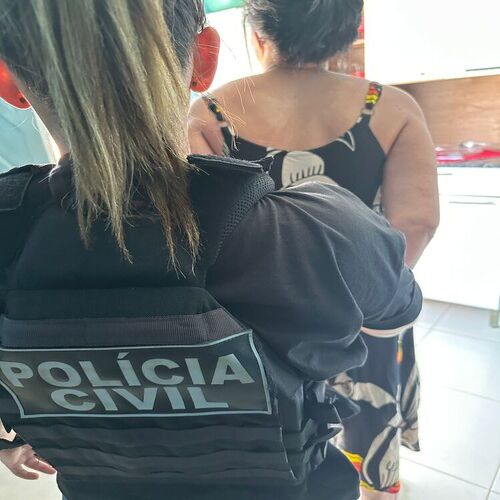 Suspeita de atear fogo em loja de Campos foi presa na a casa de sua mãe, em Serra (ES)