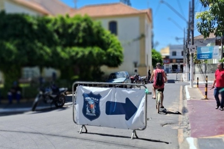 Prefeitura de SJB interdita ruas para montagem da estrutura do Carnaval