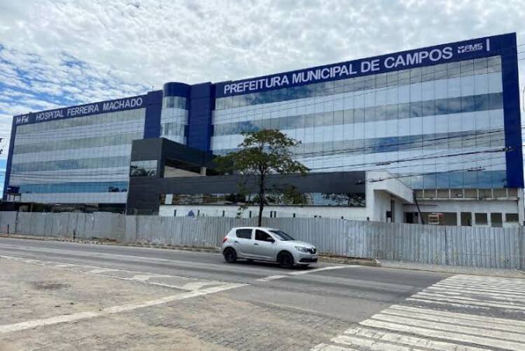 Bebê de um ano morre atingido por um portão de ferro, em Campos