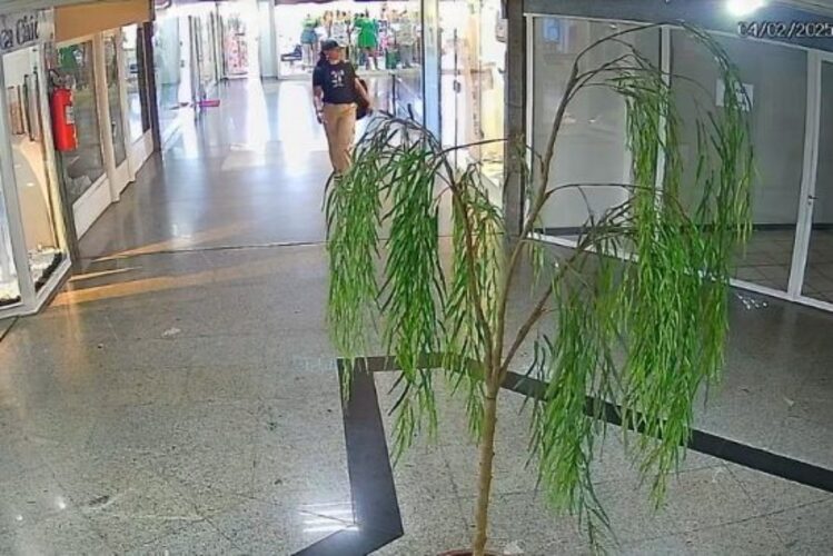 Mulher suspeita de atear fogo em loja, em Campos, é presa no Espírito Santo