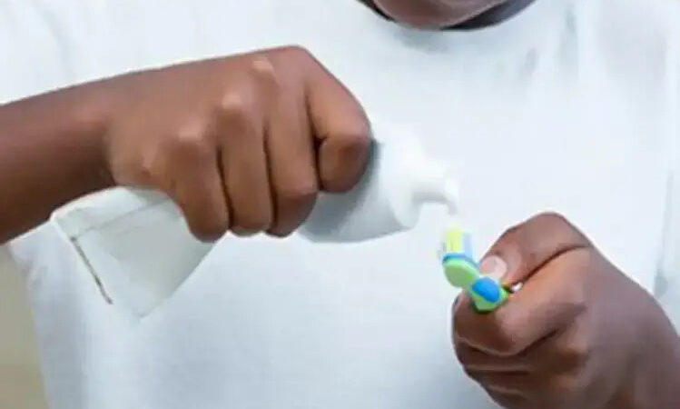 Anvisa suspende creme dental da Colgate após relatos de reações
