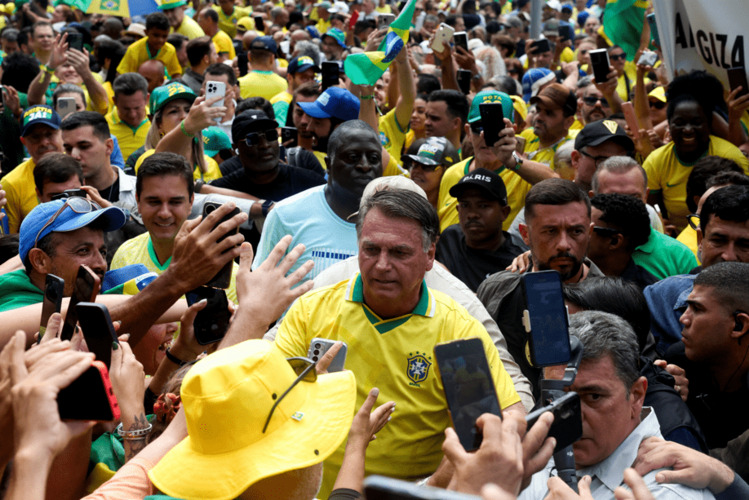 Bolsonaro reúne políticos e uma multidão de apoiadores em ato em Copacabana