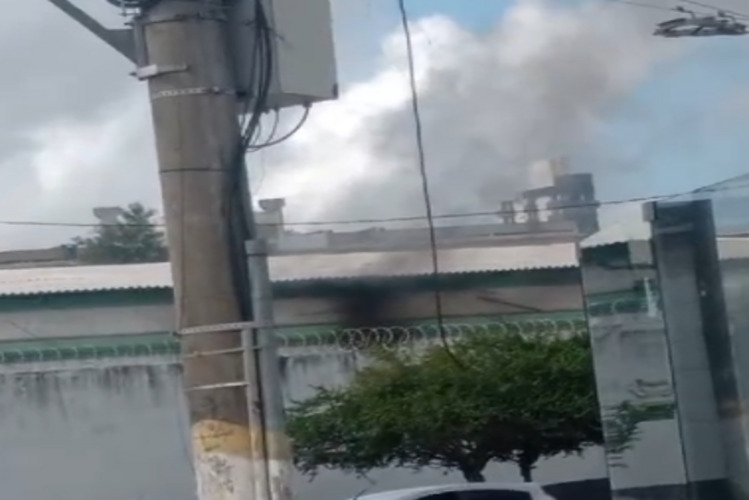 Detenta ateia fogo em colchão em presídio em Campos