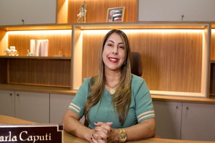 Carla Caputi anuncia reajuste de 5,5% no salário dos servidores de SJB
