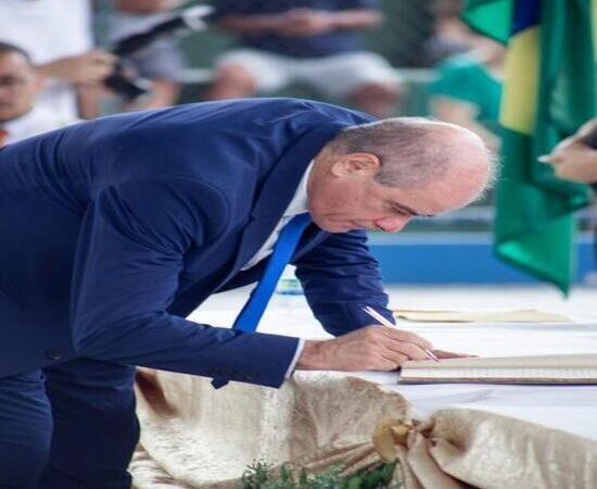 Prefeito de São Fidélis sanciona lei que reajusta salário de profissionais do magistério