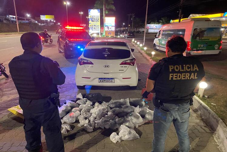 PF prende mulher com cerca de 36kg de drogas na Região dos Lagos