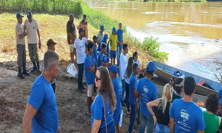 Colônia de Pescadores Z-21 e ONG Projeto Piabanha soltam alevinos no Paraíba