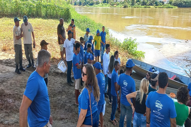 Colônia de Pescadores Z-21 e ONG Projeto Piabanha soltam alevinos no Paraíba