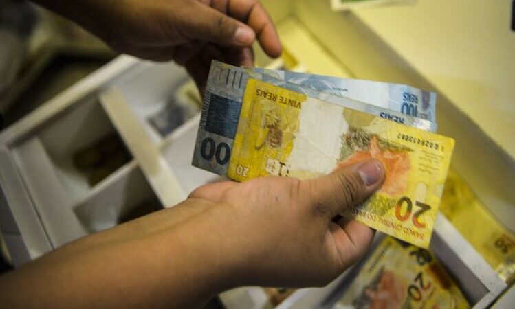 Aposentados e pensionistas do INSS podem consultar antecipação do 13º