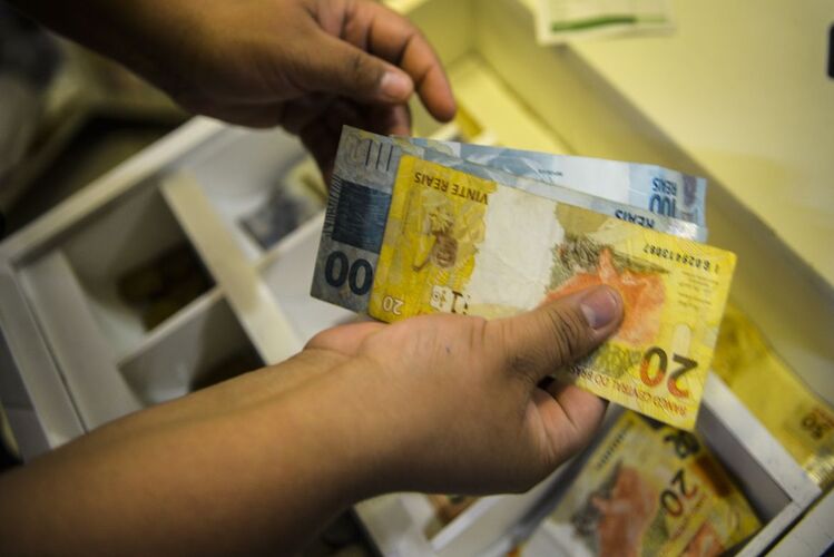 Aposentados e pensionistas do INSS podem consultar antecipação do 13º