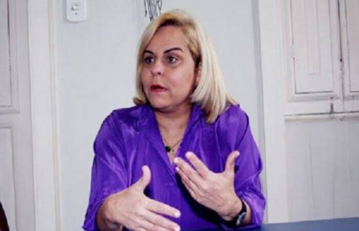 Bando invade casa de ex-vereadora em Campos, leva mais de R$ 67 mil, joias e celulares