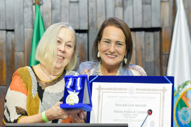Narcisa Amália é homenageada por Carla Machado com a maior honraria da Alerj