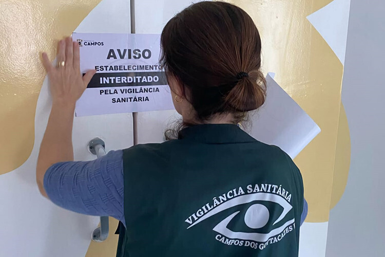 Vigilância Sanitária interdita clínica clandestina de bronzeamento artificial em Campos