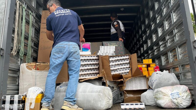 Caminhão com R$ 2,5 milhões em mercadorias ilegais é apreendido em Itaperuna