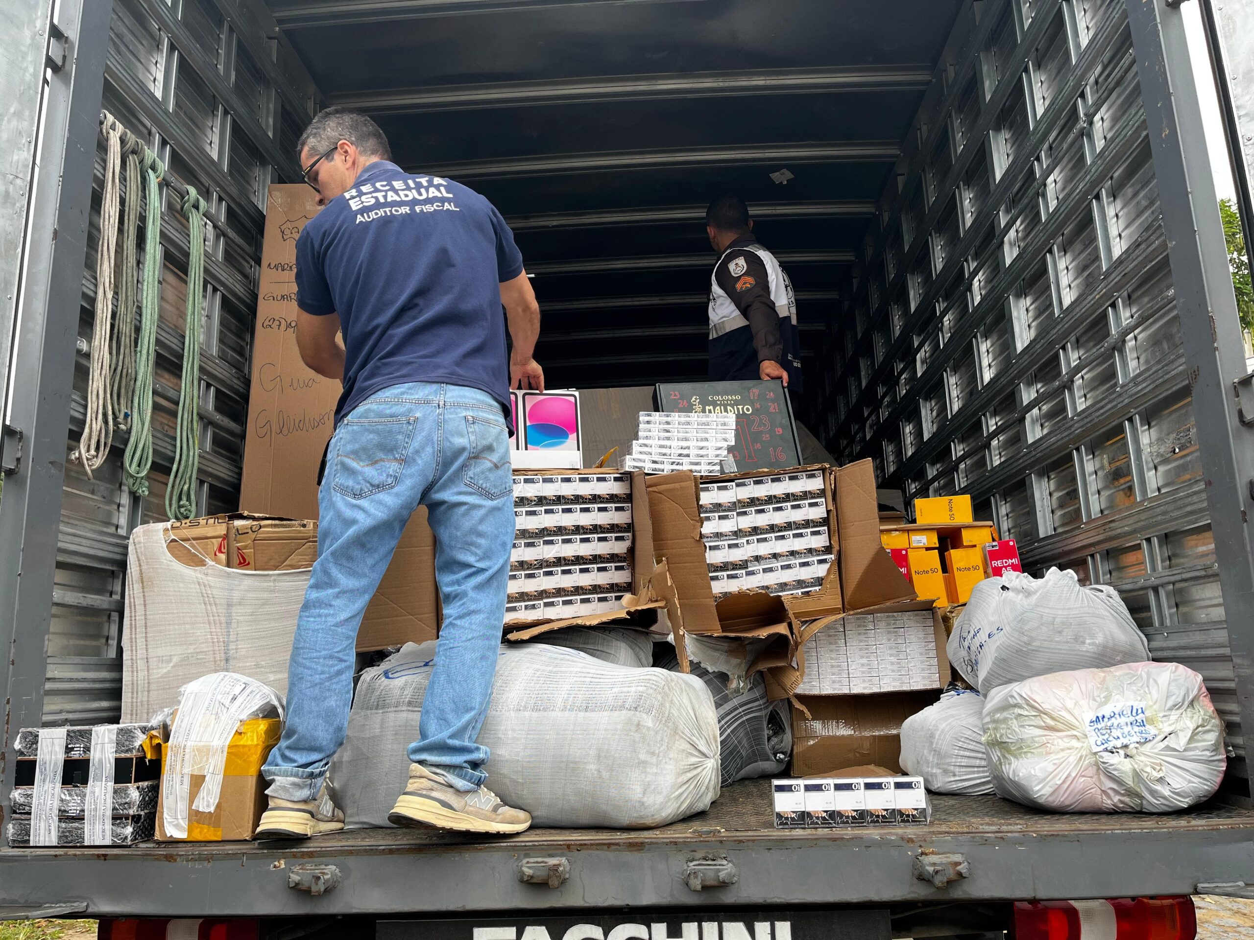 Caminhão com R$ 2,5 milhões em mercadorias ilegais é apreendido em Itaperuna